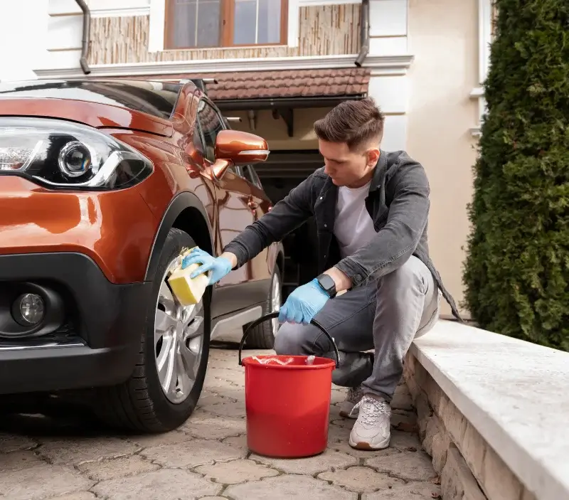 Lavage auto à domicile Neung-sur-Beuvron : professionnel intervenant sur un véhicule